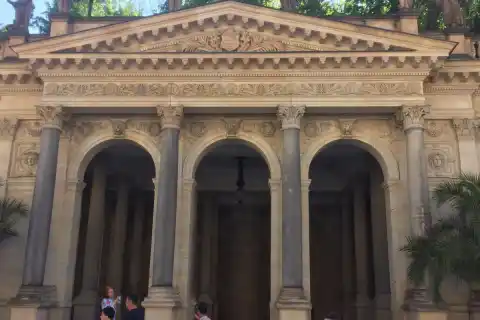 B. Schnirch, Tympanony, festony